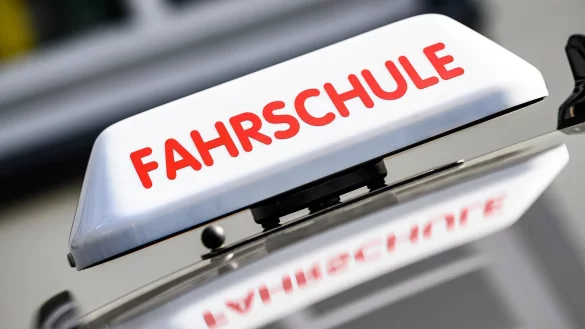 Die Fahrschulen haben ihre Preise deutlich erh&ouml;ht. - &copy; Swen Pf&ouml;rtner/dpa