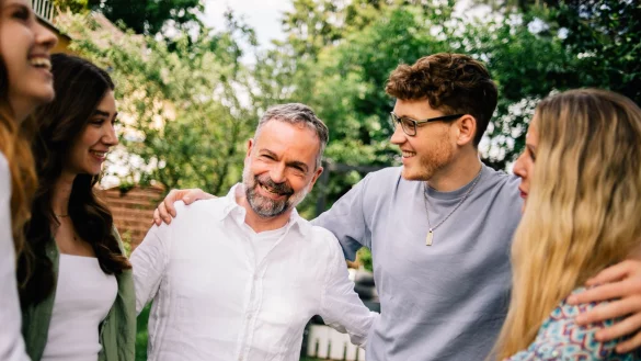 In den eigenen Kreis aufnehmen: Auch Jugendliche brauchen Menschen, die sich um sie kümmern, wenn ihre Herkunftsfamilie es - auch zeitweise - nicht schafft. - © Zacharie Scheurer/dpa-tmn