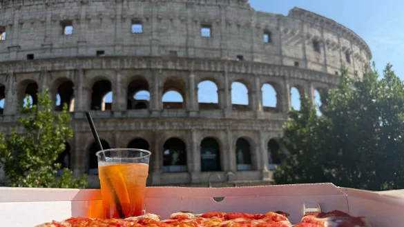 Für viele ist Italien eine Postkartenidylle: Pizza und Aperol, eine Sehenswürdigkeit in Sichtweite. Der Italo-Schlager spielt mit diesen Klischees. (Archivbild) - © Sabina Crisan/dpa