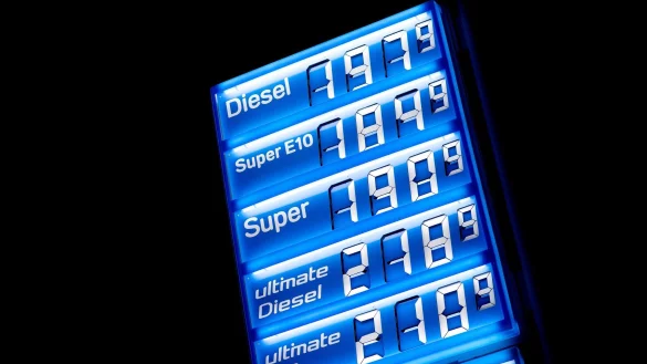 Spritpreise aus dem Jahr 2022 - im Vergleich dazu tankt es sich derzeit billig, doch was ergibt ein etwas weiterer Blick? - © Hauke-Christian Dittrich/dpa