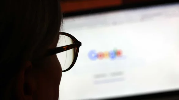 Die Google-Suche wird künftig bei bestimmten Anfragen eine «Übersicht mit KI» als Antwort liefern. (Archivbild) - © Karl-Josef Hildenbrand/dpa/dpa-tmn