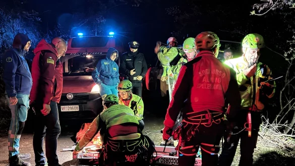 Rettungskräfte arbeiten an der Absturzstelle. - © Alessandro Garofalo/undefined/LaPresse/AP/dpa