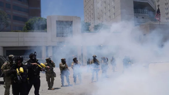 Soldaten der Nationalgarde setzen Tränengas gegen Demonstranten ein. - © Jae Hong/AP/dpa