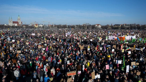 Die Menschen sammeln sich auf der Theresienwiese in München. - © Sven Hoppe/dpa