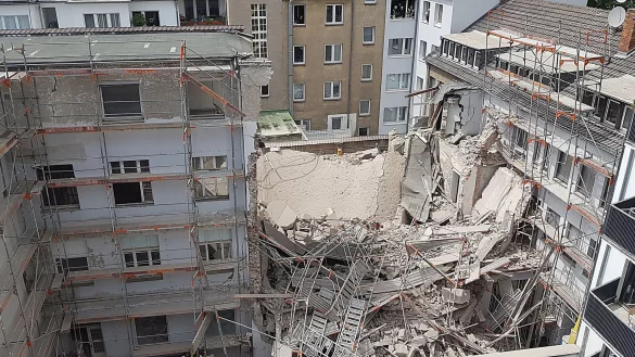 Bei dem Einsturz bei Bauarbeiten an dem Haus im Juli 2020 waren zwei Arbeiter unter tonnenschweren Trümmern begraben worden. (Archivfoto) - © Gerhard Berger/dpa