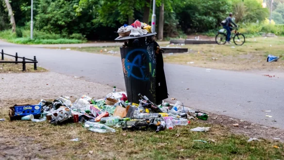Eine Verpackungssteuer wie in Tübingen soll die Umweltbelastung durch Einwegverpackungen reduzieren und einen Anreiz für umweltfreundlichere Alternativen schaffen. (Symbolbild) - © Christoph Soeder/dpa