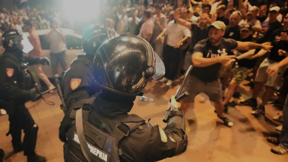 Laut Staatschef Vucic wurden Dutzende Zivilisten und auch mehrere Milit&auml;rpolizisten verletzt. (Archivbild) - &copy; Darko Vojinovic/AP/dpa