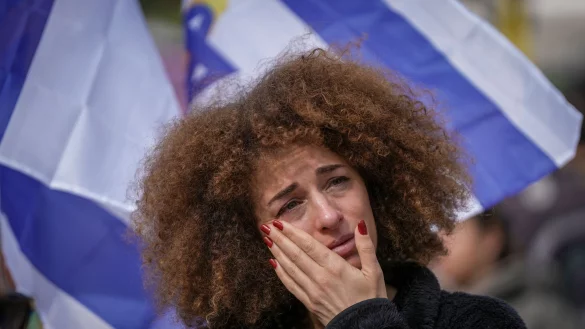 Weinende Frau auf dem Platz der Geiseln in Tel Aviv. - © Oded Balilty/AP/dpa