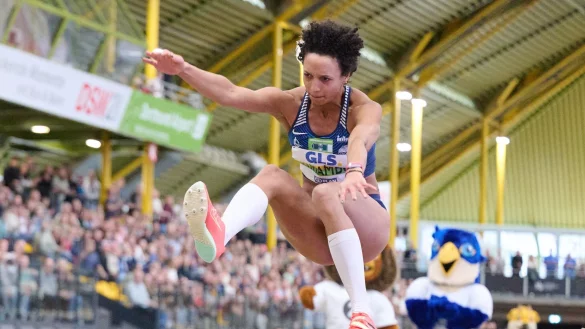 Weitspringerin Malaika Mihambo tat sich bei der Hallen-DM in Dortmund schwer. - © Bernd Thissen/dpa