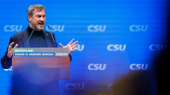 Deutliche Worte in Richtung Kirchen: Markus Söder auf dem CSU-Parteitag. - © Daniel Karmann/dpa