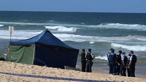 Bissspuren deuten darauf hin, dass der Surfer Opfer eines Weißen Hais wurde. - © Dean Lewins/AAP/dpa