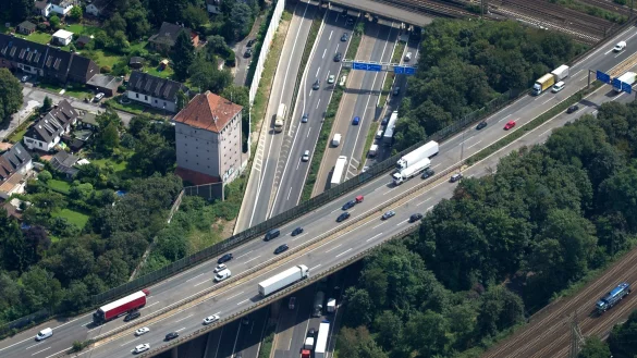 Im Kreuz Kaiserberg verläuft die A3 über der A40 - der Verkehrsknoten wird derzeit saniert und erweitert. (Archivbild) - © picture alliance / dpa