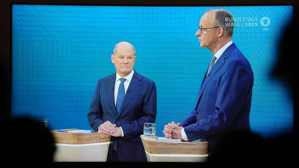 Heftige Wortgefechte: Olaf Scholz und Friedrich Merz im TV-Duell von ARD und ZDF. - © Kay Nietfeld/dpa