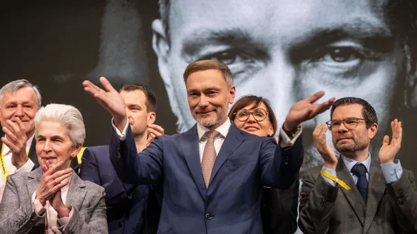 Der Vorsitzende im Mittelpunkt: Christian Lindner auf dem FDP-Parteitag - © Michael Kappeler/dpa