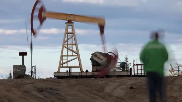 Die Öl-Schwergewichte Russland und Saudi-Arabien dominieren die Förderpolitik der Opec+. (Archivfoto) - © Dmitry Lovetsky/AP/dpa