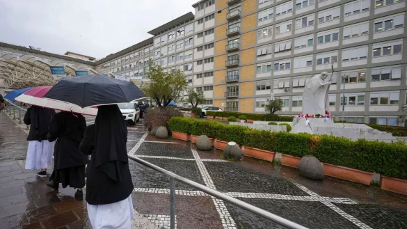 Nach einem neuen Atemnot-Anfall verbrachte Papst Franziskus in der Gemelli-Klinik offiziellen Angaben zufolge eine ruhige Nacht. - © Andrew Medichini/AP/dpa
