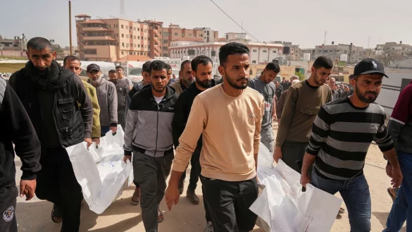 Im Gazastreifen werden mehrere durch Angriffe der israelischen Armee get&ouml;tete Pal&auml;stinenser zu Grabe getragen. - &copy; Abdel Kareem Hana/AP/dpa