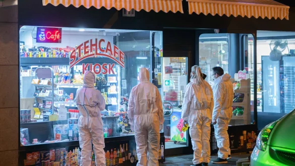 Schüsse in einem Kölner Kiosk: Ein 33-jähriger Angestellter wird verletzt. Es gibt eine Verbindung zu einem anderen Fall, bei dem ein Mann erschossen wurde. - © Vincent Kempf/dpa
