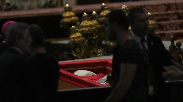 Bevor der Sarg von Franziskus geschlossen wurde, konnten Menschen im Petersdom Abschied nehmen. - © Antonio Calanni/AP/dpa