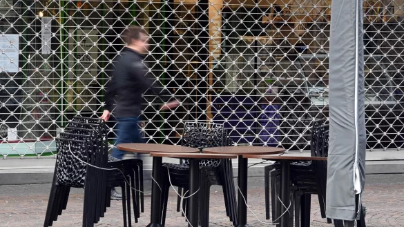 Weil viele Geschäfte schließen mussten, blieben Fußgängerzonen leer. (Archivbild) - © Uli Deck/dpa