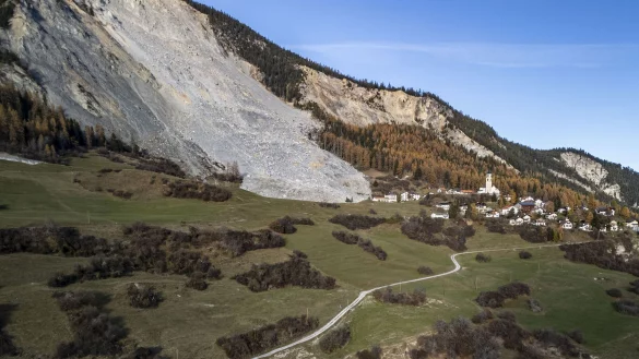 Brienz: Die Gefahr eines neuen großen Schuttstroms ist gestiegen. (Archivbild) - © Til Buergy/KEYSTONE/dpa