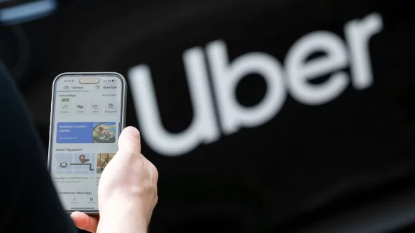 Bei Uber k&ouml;nnen Frauen eine Fahrt mit einer Fahrerin buchen - m&uuml;ssen dann aber etwas mehr Wartezeit in Kauf nehmen. (Symbolbild) - &copy; Sebastian Gollnow/dpa