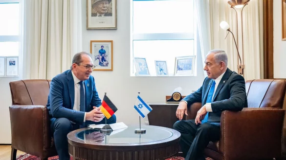 Innenminister Dobrindt stellt sich hinter die Angriffe Israels auf die iranischen Atomanlagen - © Jens Oellermann/BMI/dpa