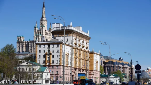 Der Altbau der US-Botschaft in Moskau ist ein beeindruckendes Gebäude im Stil des sowjetischen Klassizismus. (Archivbild) - © Alexander Zemlianichenko/AP/dpa