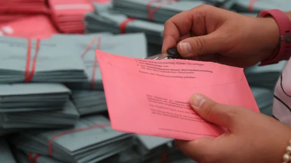 Wahlhelfer erfüllen eine wichtige Funktion in der Demokratie. (Archivbild) - © David Young/dpa