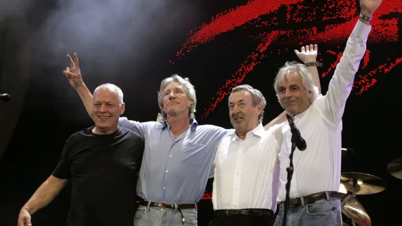 Die Bandmitglieder bei einer historischen Wiedervereinigung im Jahr 2005. Mit einer neu aufgelegten Version ihres legendären Musikfilms landet die Band ihr mittlerweile achtes Nummer-eins-Album. - © Hubert Boesl/dpa