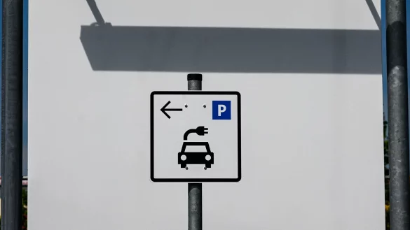 Die Zahl der Neuzulassungen von E-Autos in Deutschland zieht wieder an. (Archivbild) - © Jens Kalaene/dpa