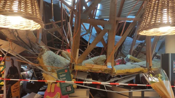 Die tonnenschwere Dachkonstruktion hängt über den Kassen. - © Freiwillige Feuerwehr Lauchringen/dpa