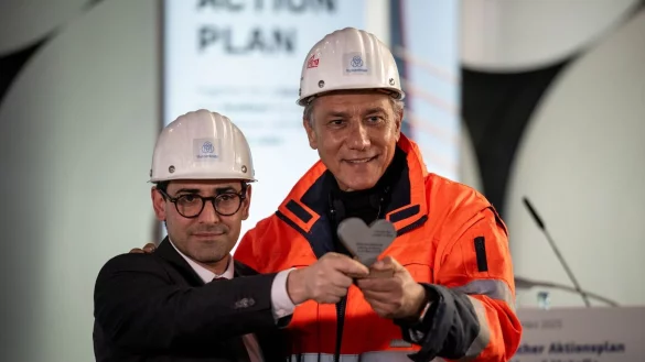 Der EU-Kommisar für Industriestrategie, Stéphane Séjourné (l) erhielt vom Thyssenkrupp-Stahl-Betriebsrat eine «Herz aus Stahl»-Skulptur. - © Fabian Strauch/dpa