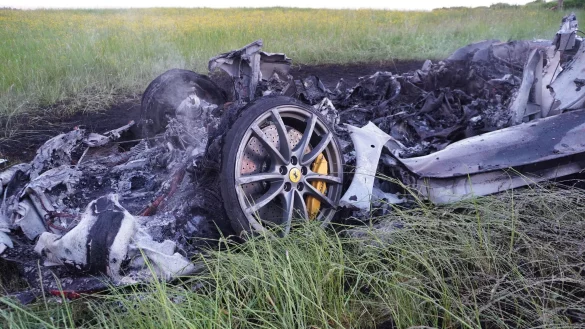 Der Sportwagen brennt neben der Autobahn aus. - © Reinert/swd-medien /dpa