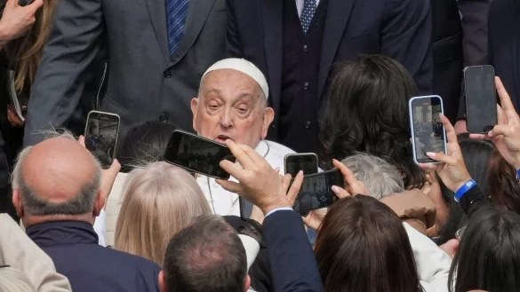 Papst Franziskus geht nach seiner Entlassung aus dem Krankenhaus immer wieder überraschend an die Öffentlichkeit. (Foto: Archiv) - © Alessandra Tarantino/AP/dpa