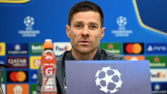 Leverkusens Trainer Xabi Alonso glaubt an das Wunder im Champions-League-Achtelfinale gegen den FC Bayern München. - © Federico Gambarini/dpa