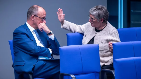 CDU-Chef Friedrich Merz bedauert den Wirbel um die Mailbox-Nachricht für Grünen-Fraktionschefin Britta Haßelmann. (Archivbild) - © Michael Kappeler/dpa
