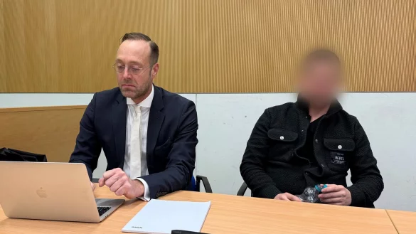 Ein Bundespolizist steht wegen des Vorwurfs der Körperverletzung im Amt vor Gericht - © Birgit Reichert/dpa