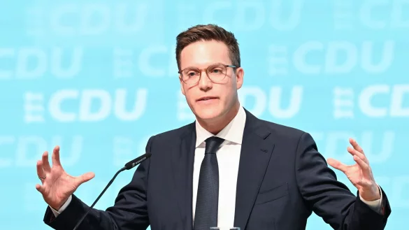 Der 37-Jährige hat einen schnellen Aufstieg hinter sich. - © Bernd Weißbrod/dpa