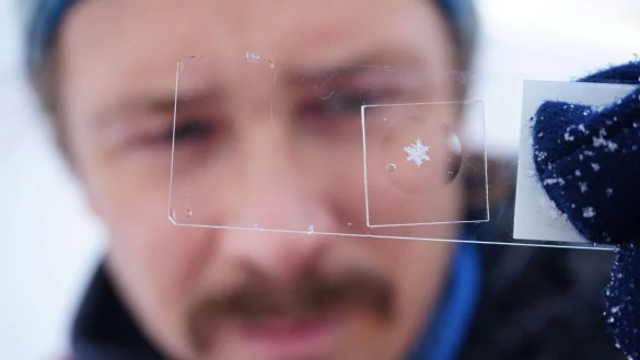 Thomas Hoffmann pr&auml;sentiert eine konservierte Schneeflocke. - &copy; Hoffmann/Cryosity/dpa