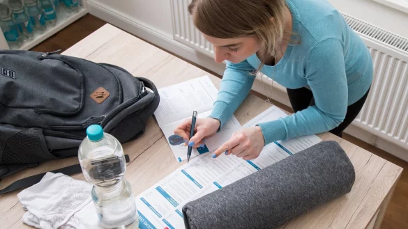 Im Ernstfall zählt jede Minute – wer sich frühzeitig über den Inhalt einer Notfalltasche Gedanken macht, ist gut vorbereitet. - © Christin Klose/dpa-tmn