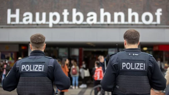 Die Polizei wird an Bahnhöfen in NRW über die Karnevalstage verstärkt Kontrollen durchführen. (Symbolbild) - © Christoph Reichwein/dpa