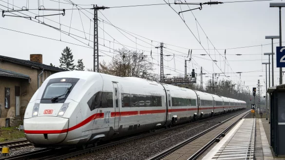 Sämtliche 137 Züge des ICE 4 sind inzwischen ausgeliefert. Der Zug bildet das Rückgrat der Fernverkehrsflotte der Bahn. (Archivbild) - © Soeren Stache/dpa