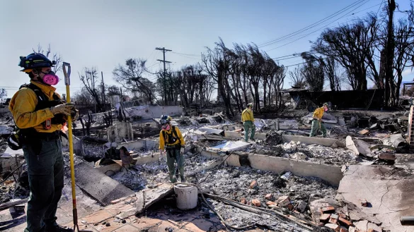 Viele Brandgebiete sind für die Anwohner noch gesperrt. - © Richard Vogel/AP/dpa