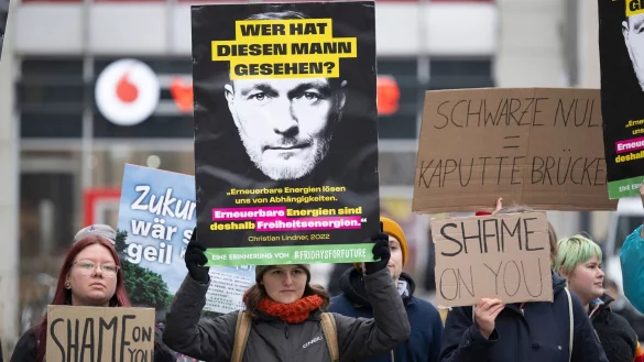 Vergangene Woche war FDP-Spitzenkandidat Christian Lindner für eine Wahlkampfveranstaltung in Dresden. Gegner der Partei nahmen das zum Anlass für eine Demonstration. - © Sebastian Kahnert/dpa