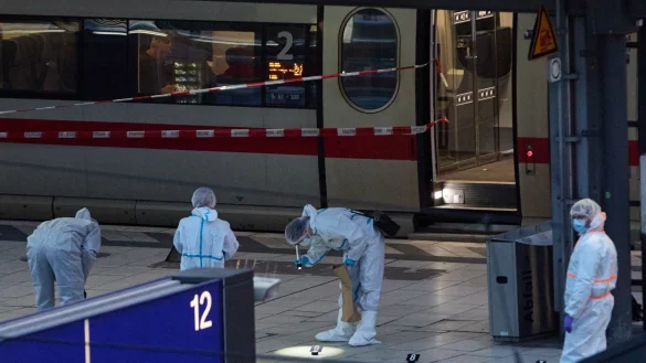 Mitten auf dem Bahnsteig hat eine Frau mit einem Messer um sich gestochen. - © Georg Wendt/dpa
