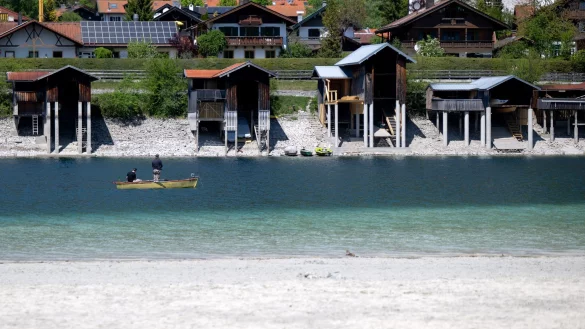 Die 30-Grad-Marke wurde an zwei Messstationen in Baden-Württemberg erstmals in diesem Jahr in Deutschland geknackt - auch am Walchensee war das Wetter sommerlich warm. - © Sven Hoppe/dpa
