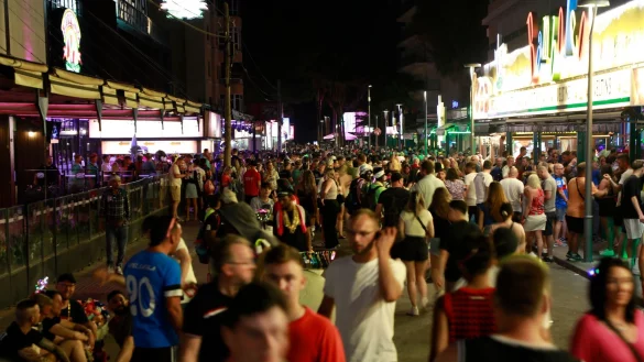 Am Ballermann ist in der Hauptsaison immer allerhand los. (Symbolbild) - © Clara Margais/dpa