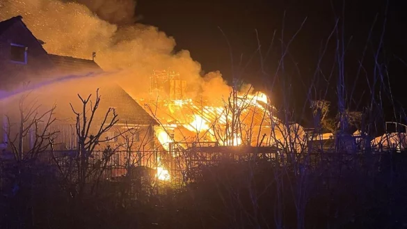 Seit den fr&uuml;hen Morgenstunden ist die Feuerwehr in Unna im Einsatz. - &copy; -/Feuerwehr Kreisstadt Unna/dpa