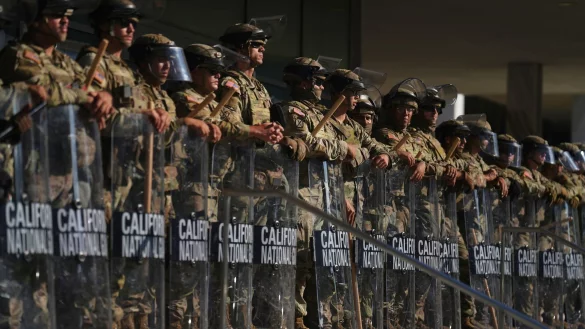 US-Präsident Trump hat in großer Zahl Mitglieder der Nationalgarde für den Einsatz in LA abgestellt. - © Eric Thayer/AP/dpa